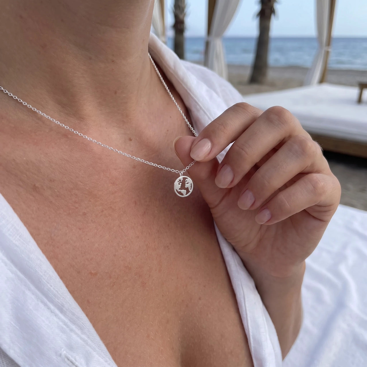 Collier terre — photo portée, taille réelle, argent | SKU: 22173453-white-gold