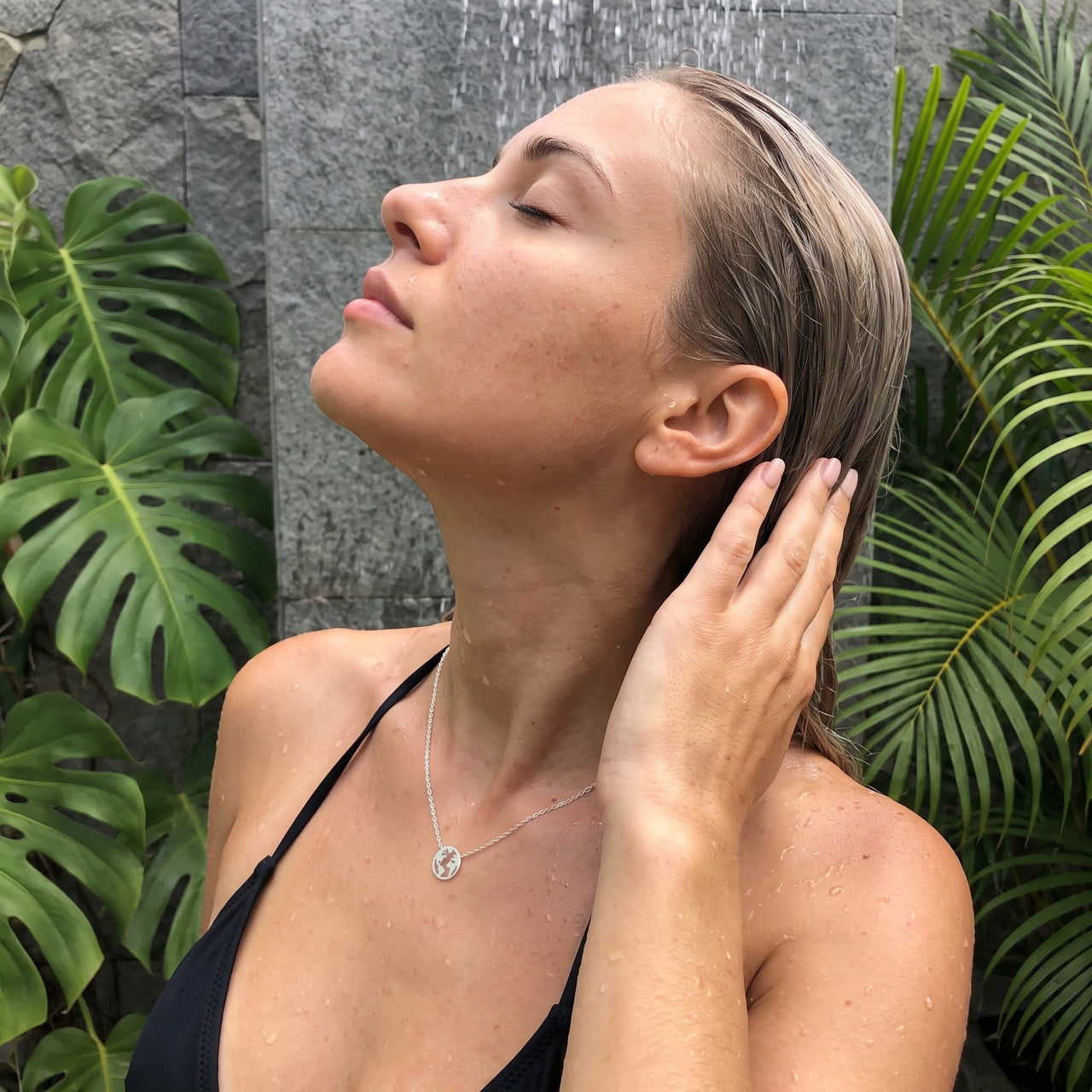 Collier terre — photo portée sous la douche, waterproof, argent | SKU: 22173453-white-gold