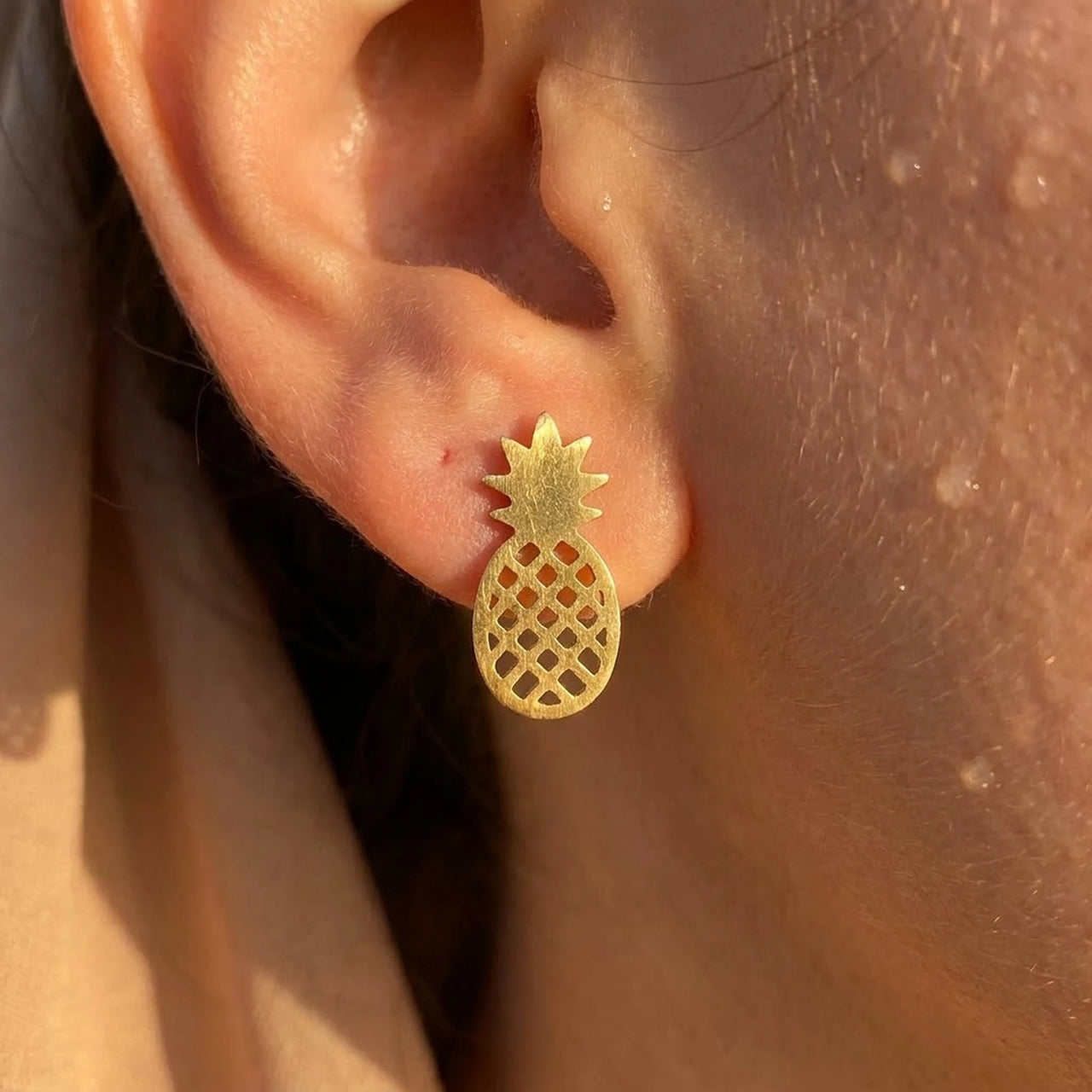 Puces d'oreilles — gros plan sur les détails, or | SKU: 437186-gold-color