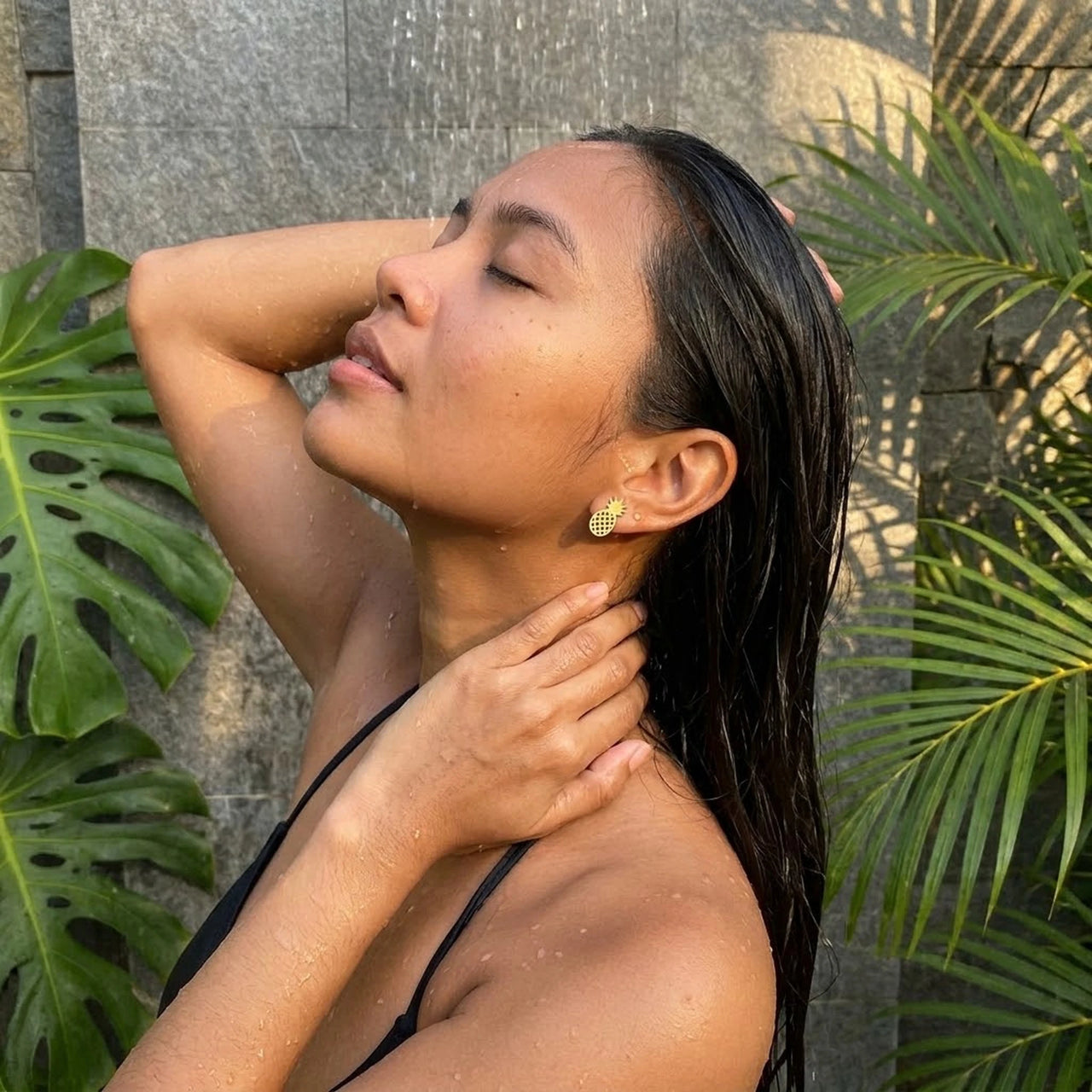 Boucles d'oreilles ananas — photo portée sous la douche, waterproof, or | SKU: 437186-gold-color
