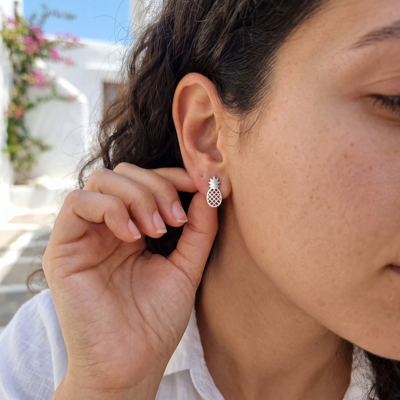 Boucles d'oreilles acier inoxydable — photo portée, geste du quotidien, argent | SKU: 437186-silver-plated
