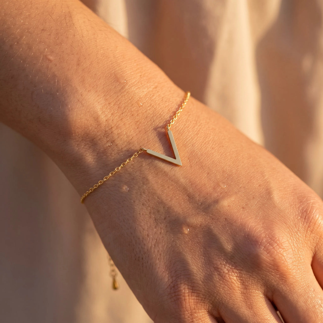 Bracelet chevron — gros plan sur les détails, or | SKU: 9443177-gold