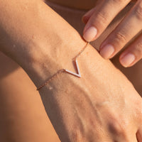 Thumbnail for Bracelet v — gros plan sur les détails, or rose | SKU: 9443177-rose-gold