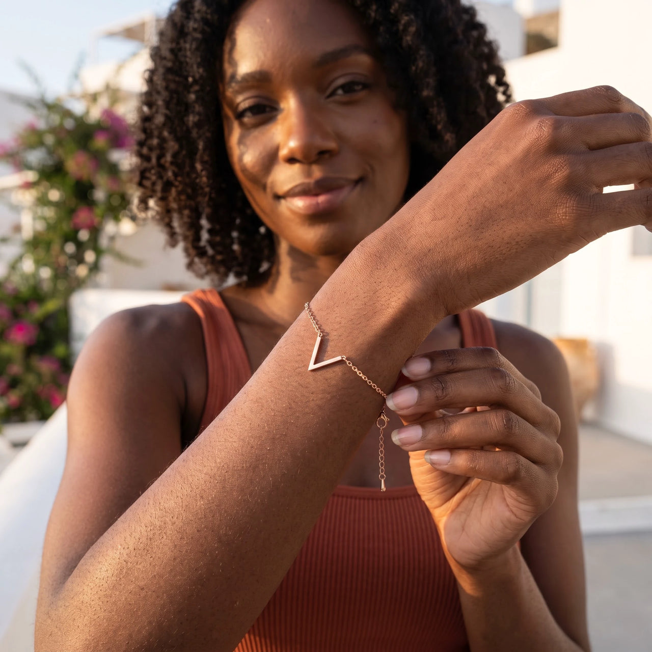 Bracelet minimaliste — photo portée, geste du quotidien, or rose | SKU: 9443177-rose-gold