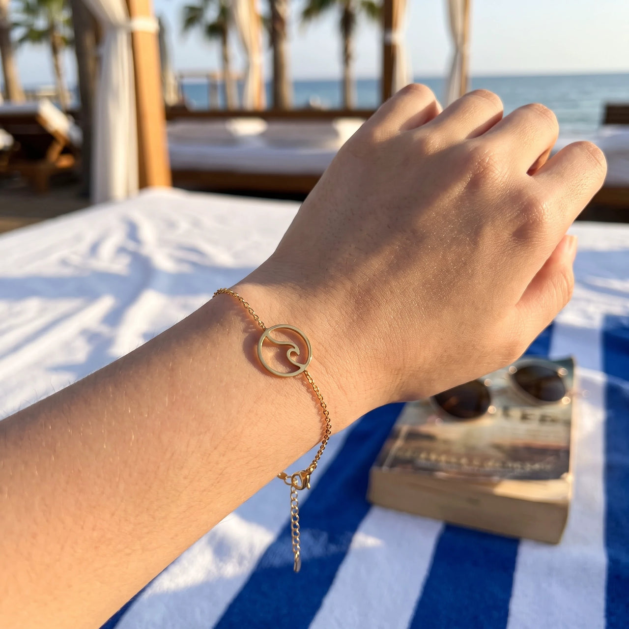 Bracelet surf — photo portée, taille réelle, or | SKU: 17429078-gold