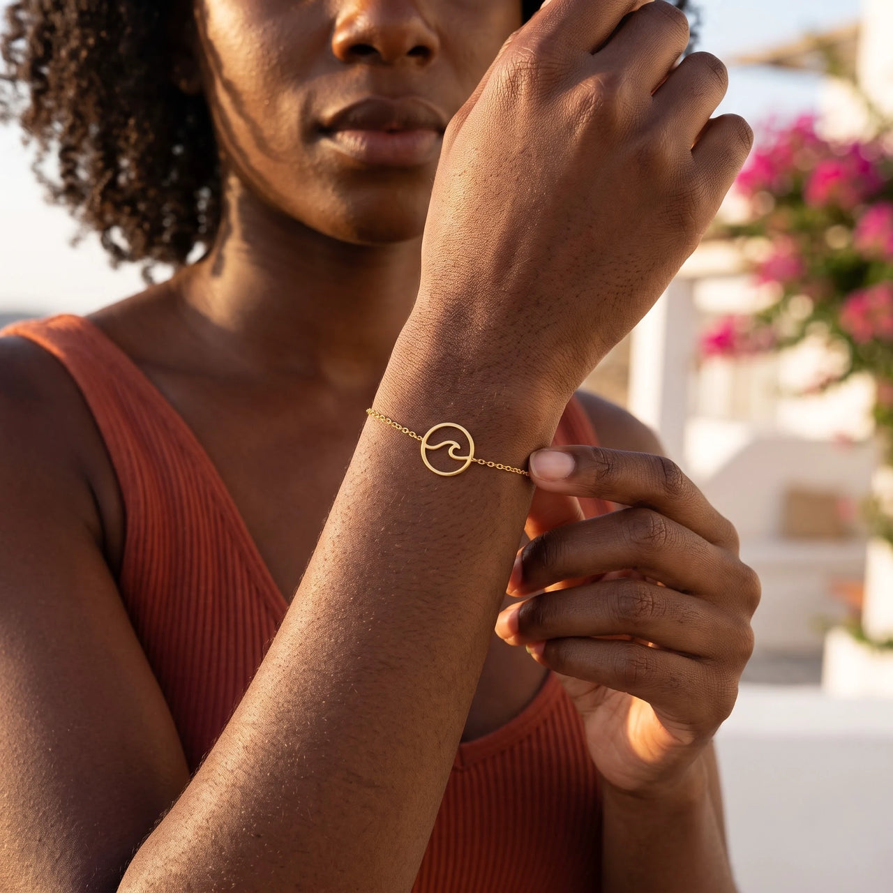 Bracelet vague — photo portée, geste du quotidien, or | SKU: 17429078-gold