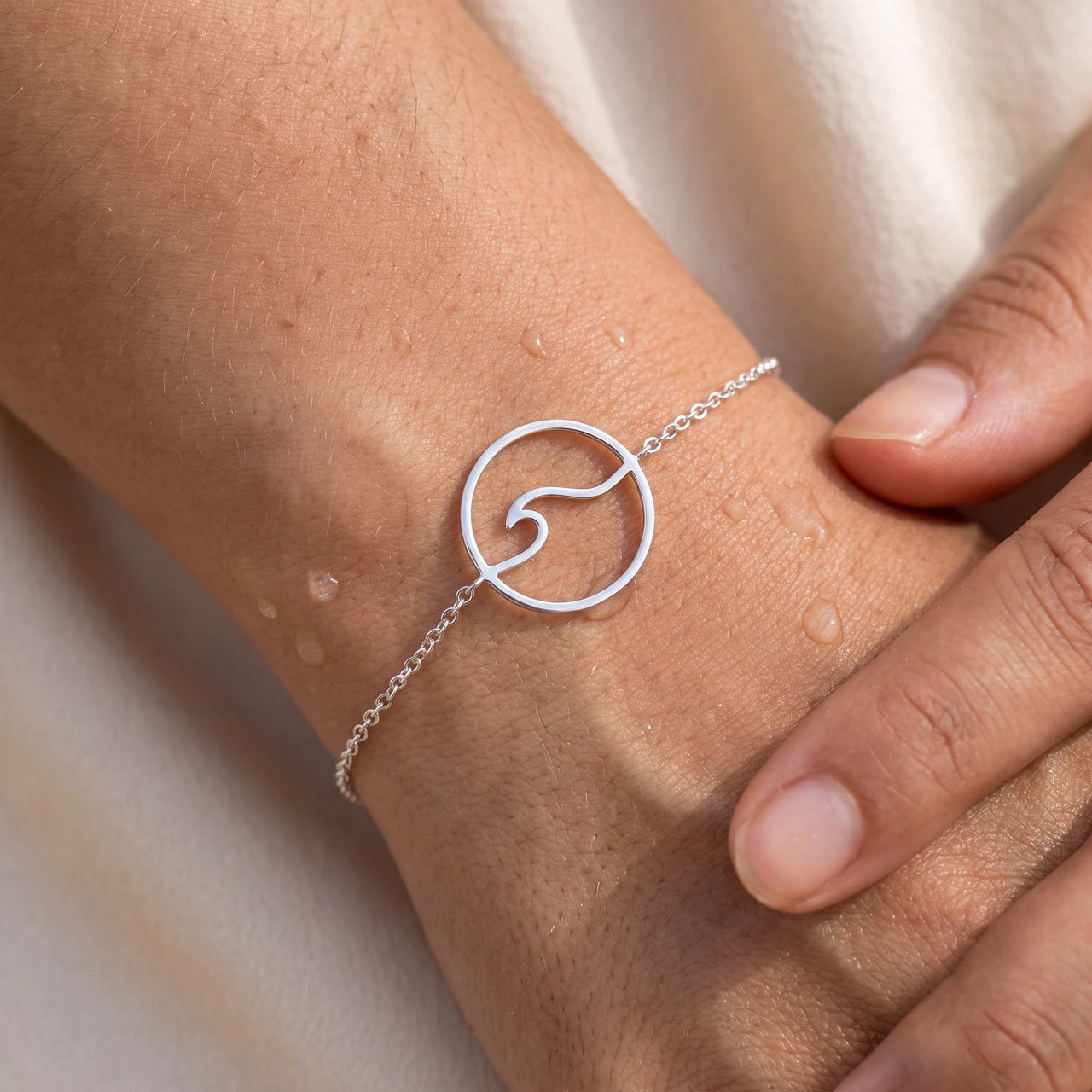 Bijoux acier inoxydable — gros plan sur les détails, argent | SKU: 17429078-white-gold