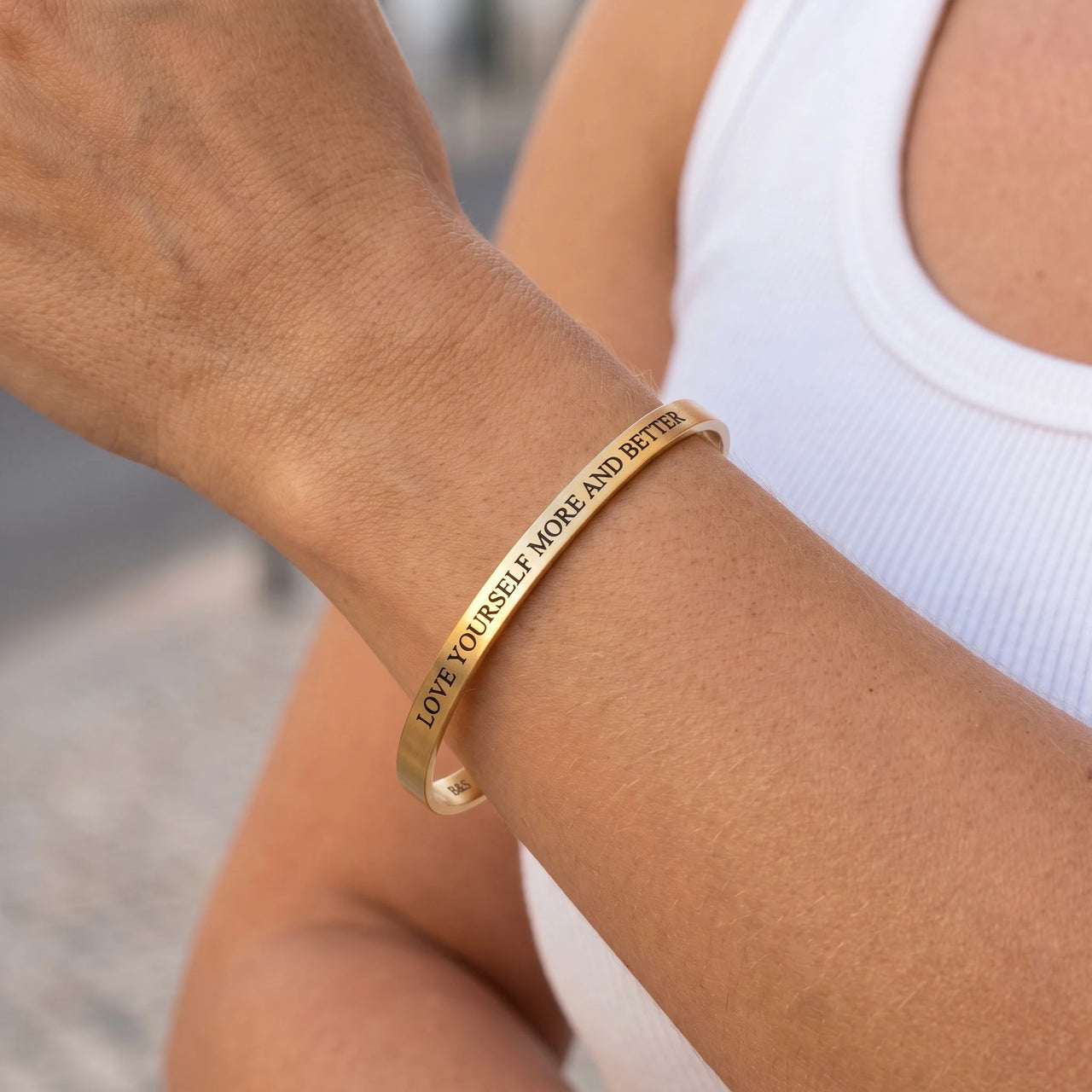 Bracelet jonc — gros plan sur les détails, or | SKU: lymab-g