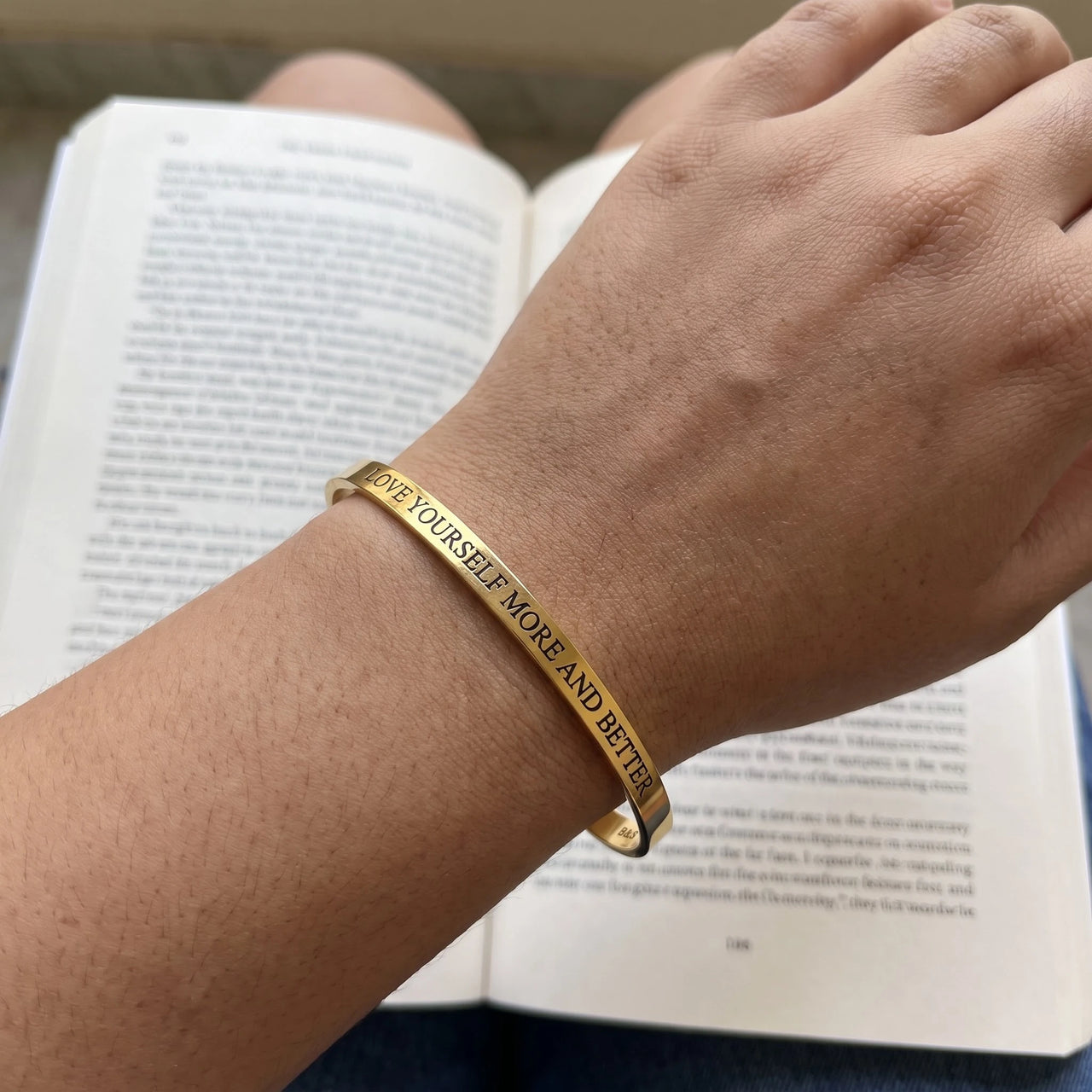 Bracelet gravé — photo portée, taille réelle, or | SKU: lymab-g