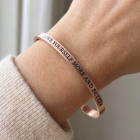 Thumbnail for Bracelet jonc — gros plan sur les détails, or rose | SKU: lymab-rg