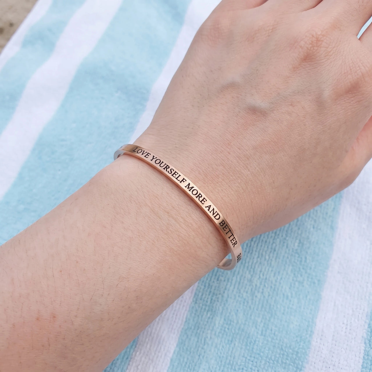 Bracelet gravé — photo portée, taille réelle, or rose | SKU: lymab-rg