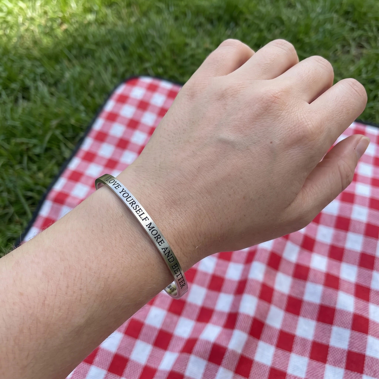 Bracelet jonc femme — photo portée, taille réelle, argent | SKU: lymab-wg