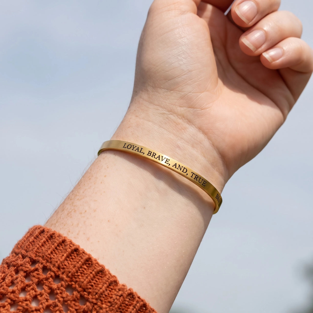 Bracelet gravé — gros plan sur les détails, or | SKU: lbat-g
