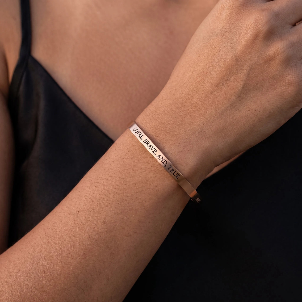 Bracelet jonc — gros plan sur les détails, or rose | SKU: lbat-rg