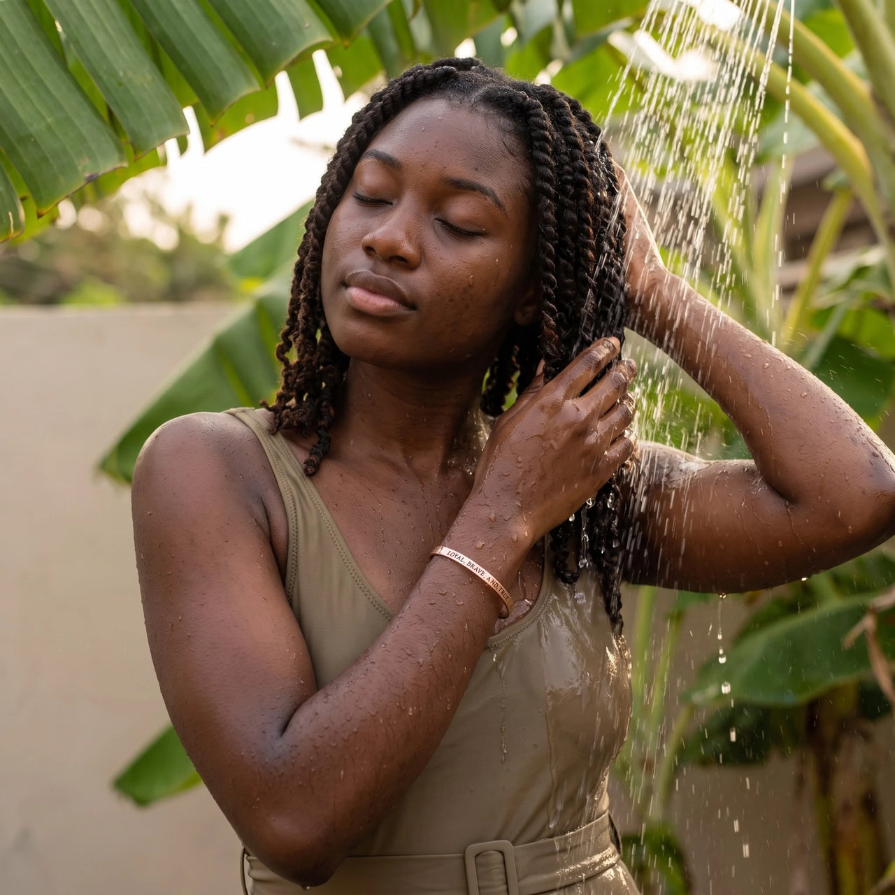 Bracelet gravé — photo portée sous la douche, waterproof, or rose | SKU: lbat-rg
