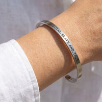 Thumbnail for Bracelet gravé — gros plan sur les détails, argent | SKU: lbat-wg
