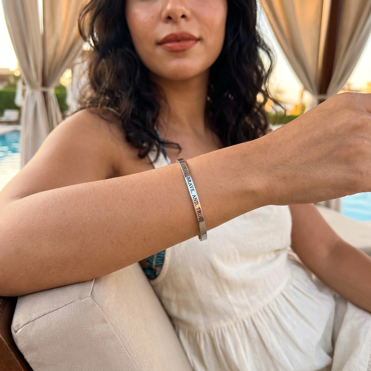 Bracelet message — photo portée un jour de détente, argent | SKU: lbat-wg