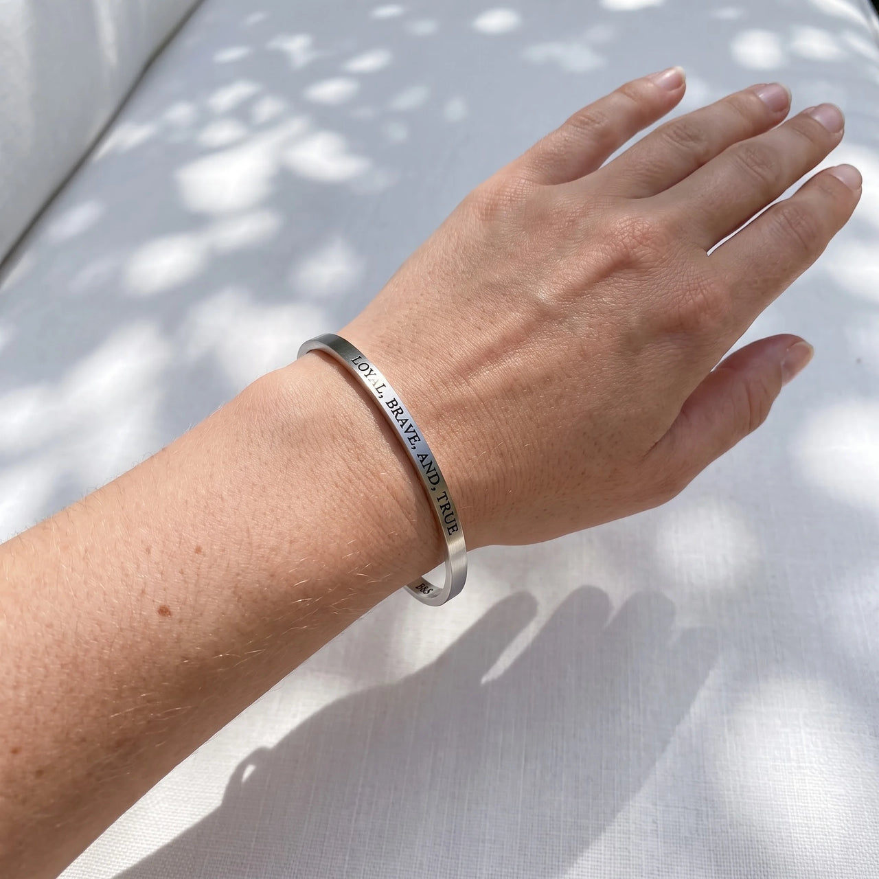 Bracelet gravé — photo portée, taille réelle, argent | SKU: lbat-wg
