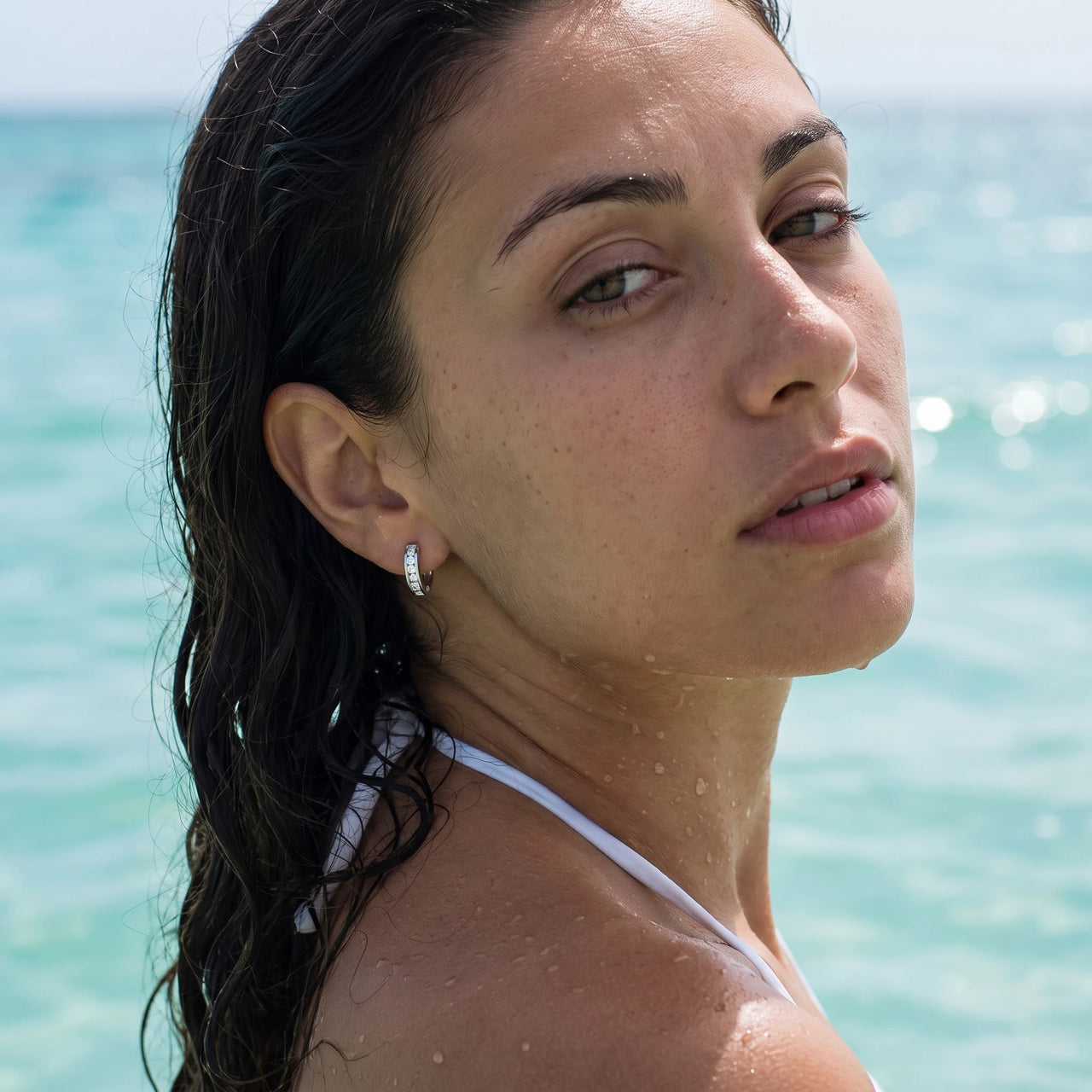Petites créoles argent — photo portée dans l'eau, waterproof, argent | SKU: 22023999-rhodium