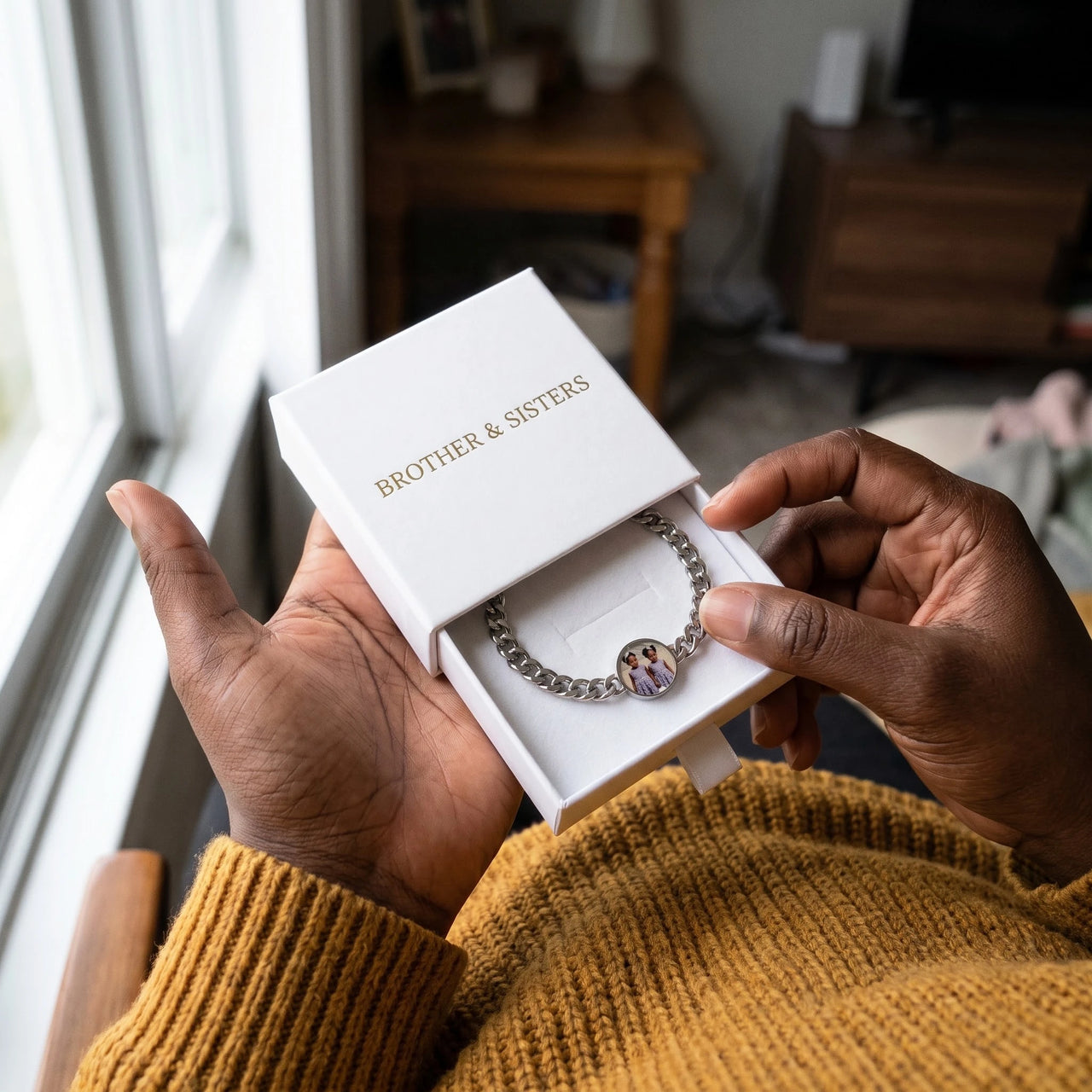 The silver round photo bracelet in the Brother & Sisters gift box | SKU: TPH-RNDB-SILVER