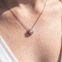 Thumbnail for Pendentif rond — gros plan sur les détails, argent | SKU: 33136351