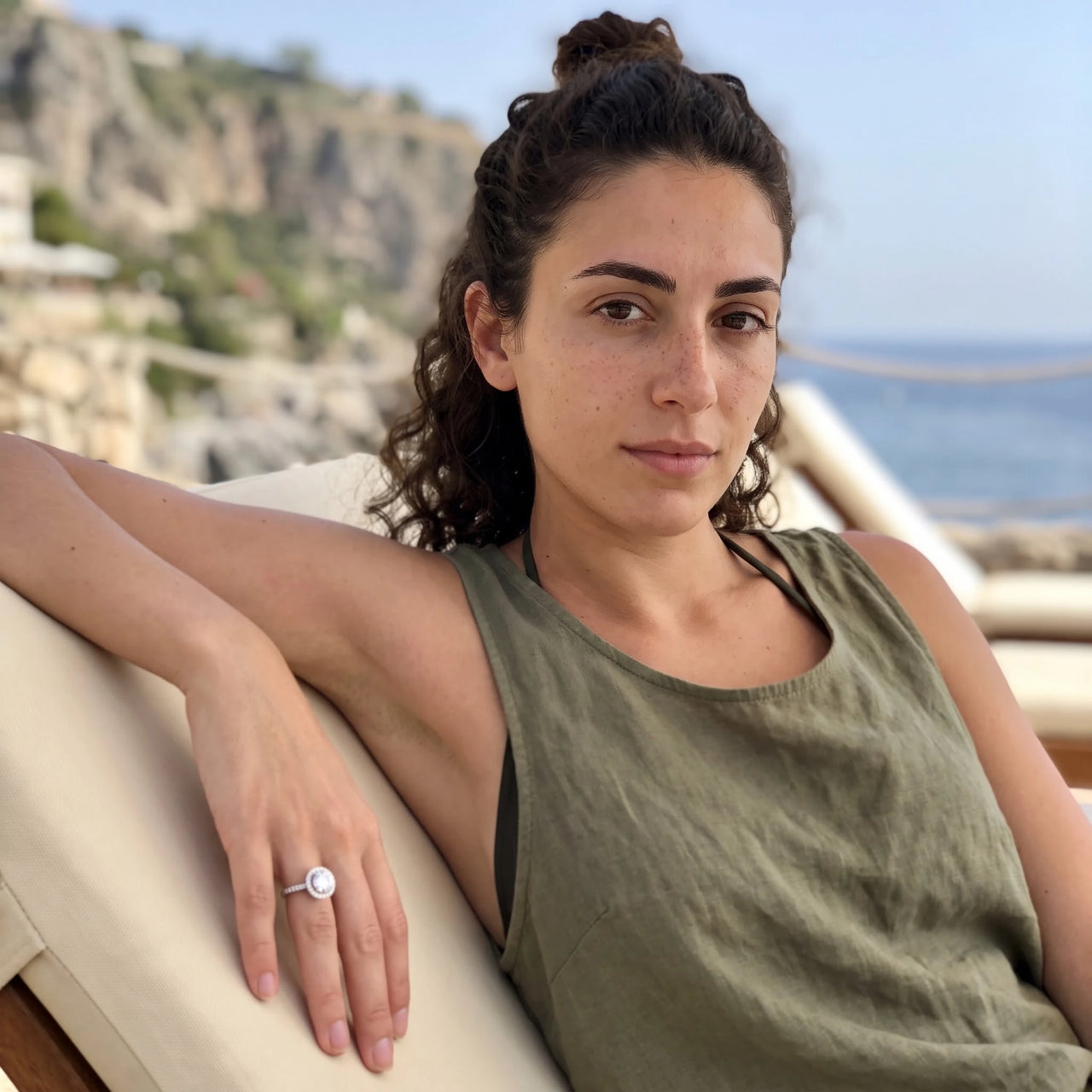 Bague zircon — photo portée un jour de détente, argent | SKU: 101791-4.5-silver