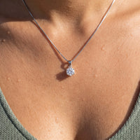 Thumbnail for Pendentif solitaire — gros plan sur les détails, argent | SKU: 505665