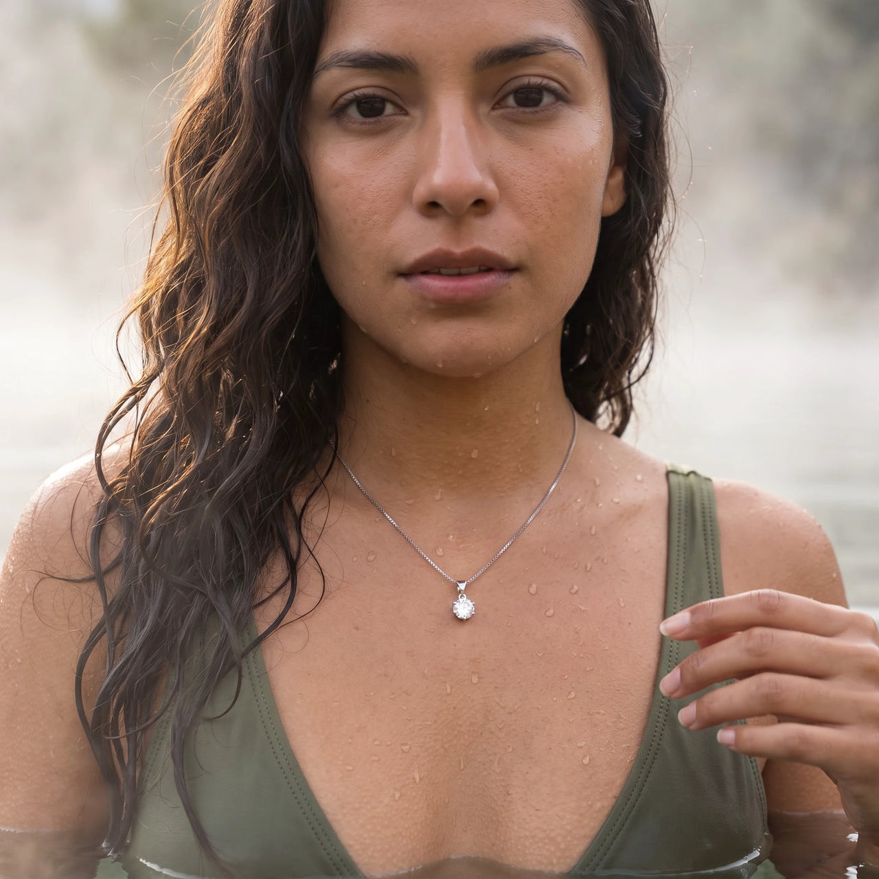 Collier solitaire — photo portée dans l'eau, waterproof, argent | SKU: 505665