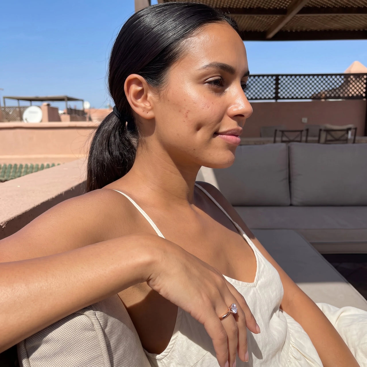 Bague de fiançailles — photo portée un jour de détente, or rose | SKU: 33759698-4.5-rose-gold