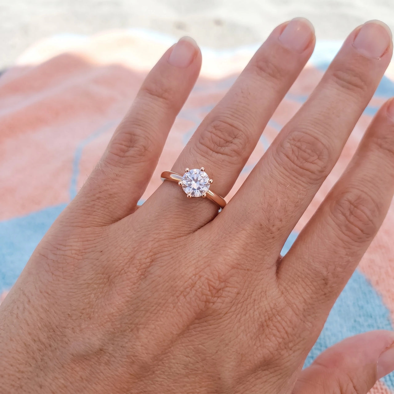 Bague solitaire — photo portée, taille réelle, or rose | SKU: 33759698-4.5-rose-gold