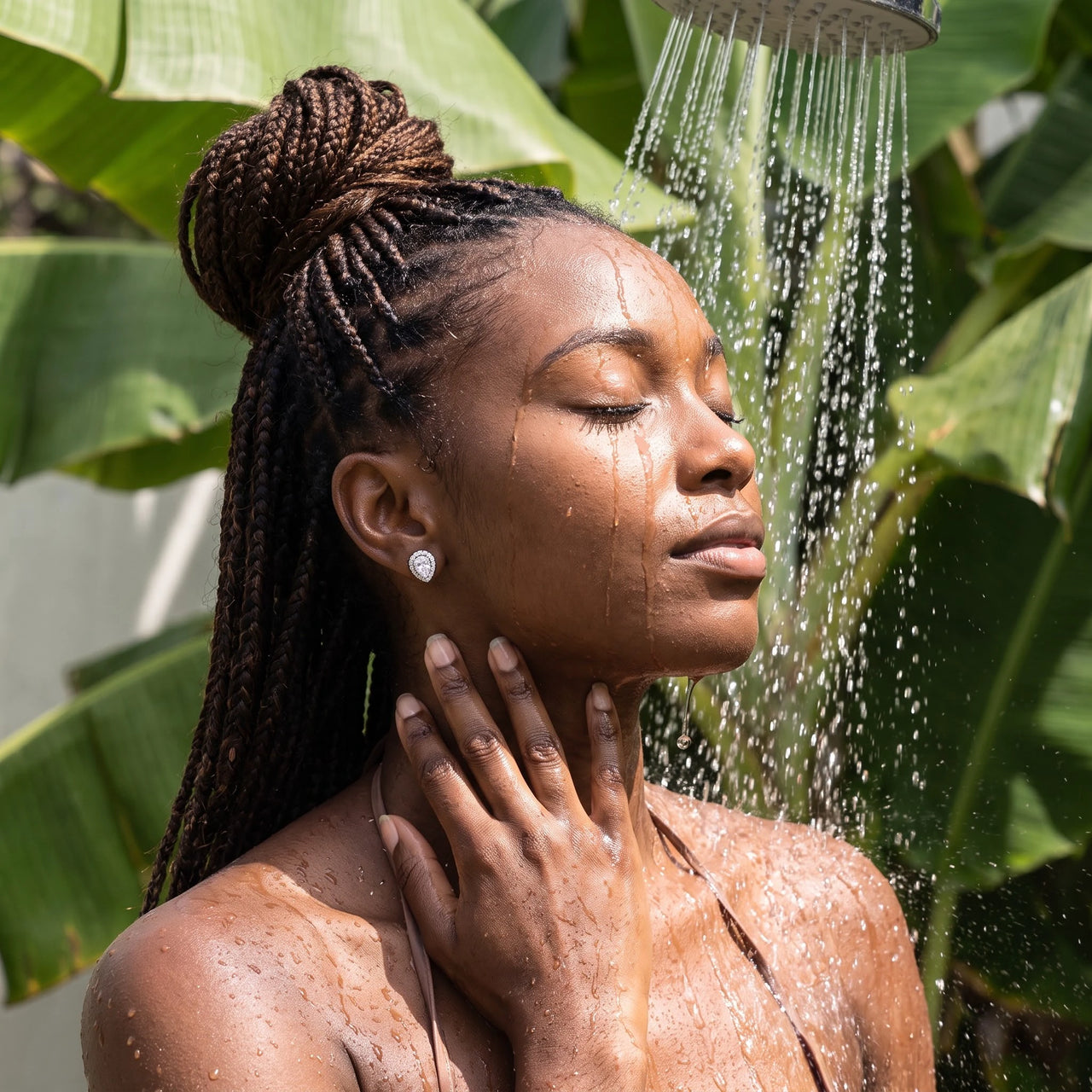Boucles d'oreilles goutte — photo portée sous la douche, waterproof, argent | SKU: 505174