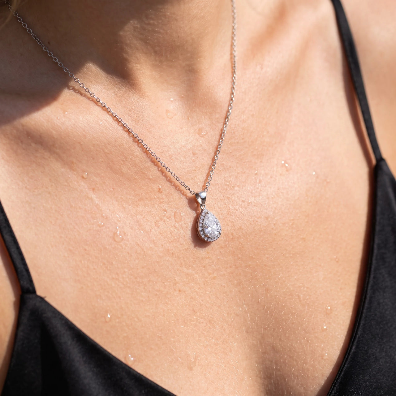 Collier goutte — gros plan sur les détails, argent | SKU: 505415-white