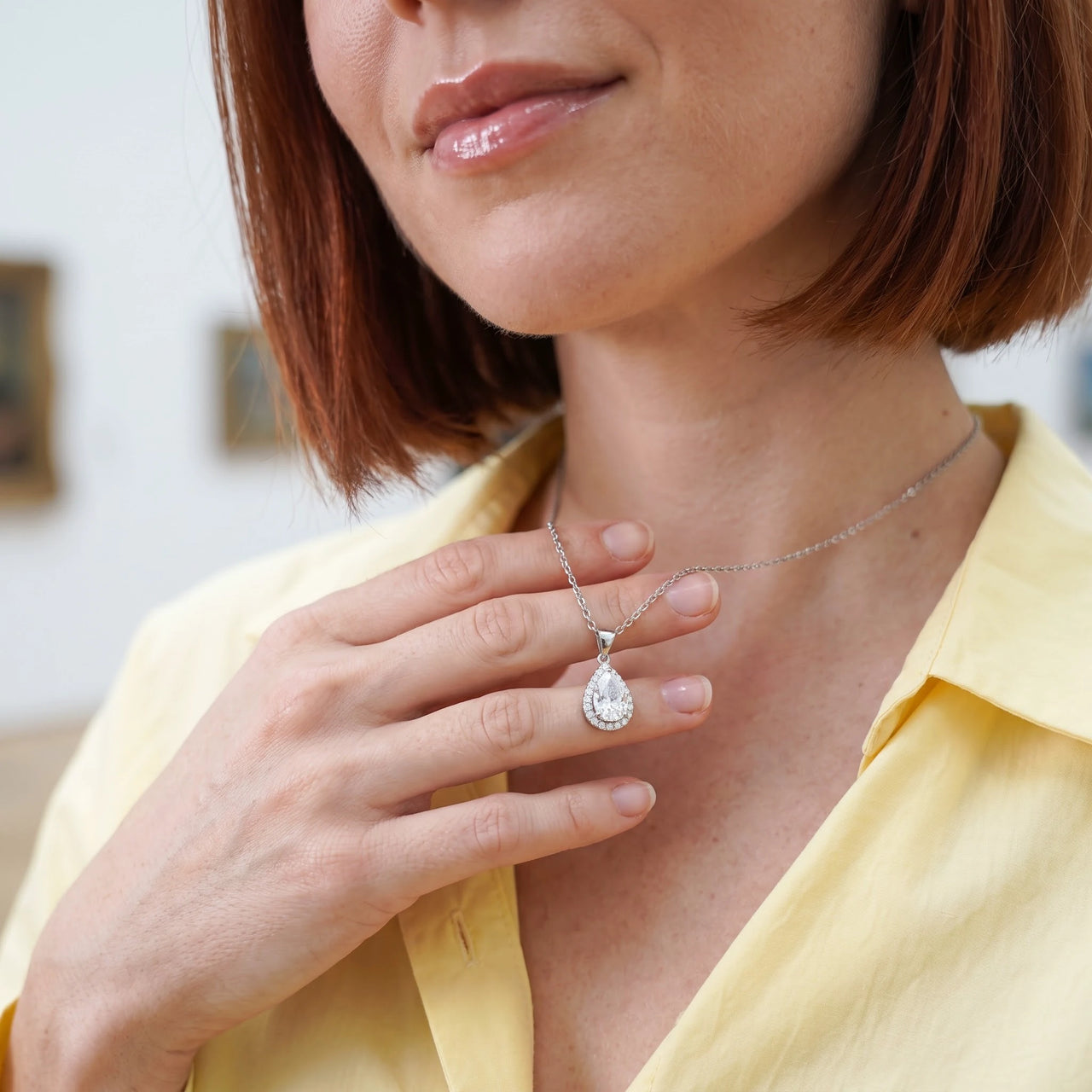 Pendentif goutte — photo portée, geste du quotidien, argent | SKU: 505415-white