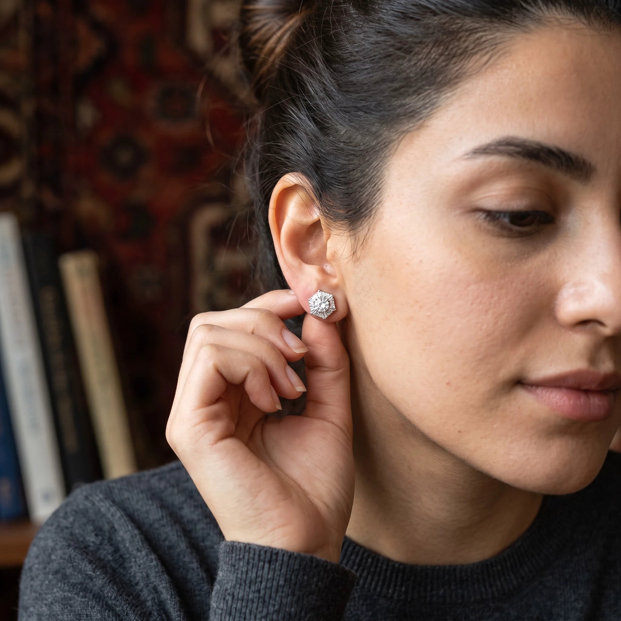 Boucles d'oreilles flocon de neige — photo portée, geste du quotidien, argent | SKU: 30876249