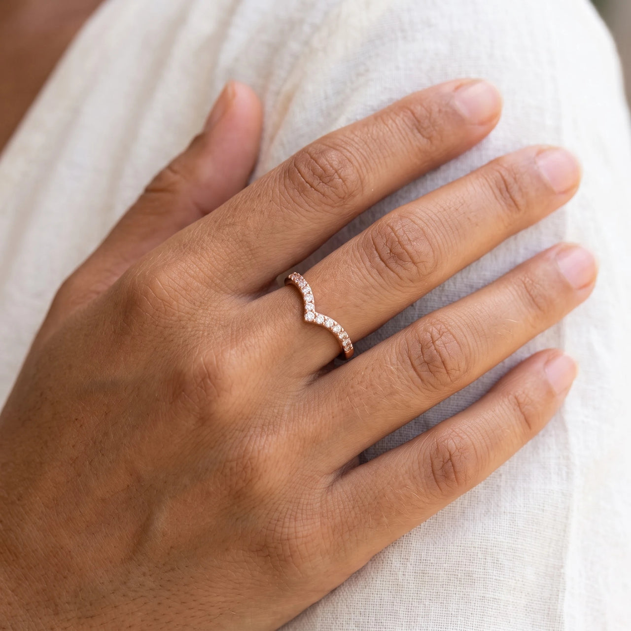 Bague fine femme — gros plan sur les détails, or rose | SKU: 10645547-4.5-rose-gold