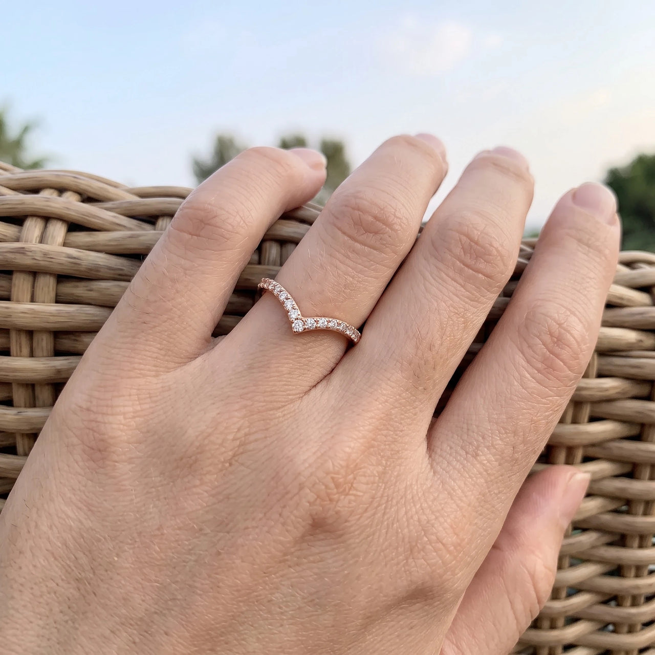 Bague chevron — photo portée, taille réelle, or rose | SKU: 10645547-4.5-rose-gold
