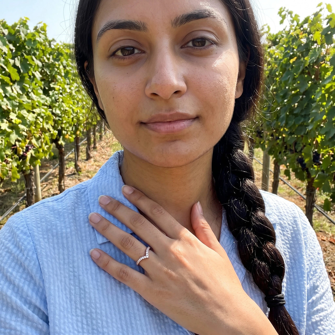 Bague fine — photo portée, geste du quotidien, or rose | SKU: 10645547-4.5-rose-gold