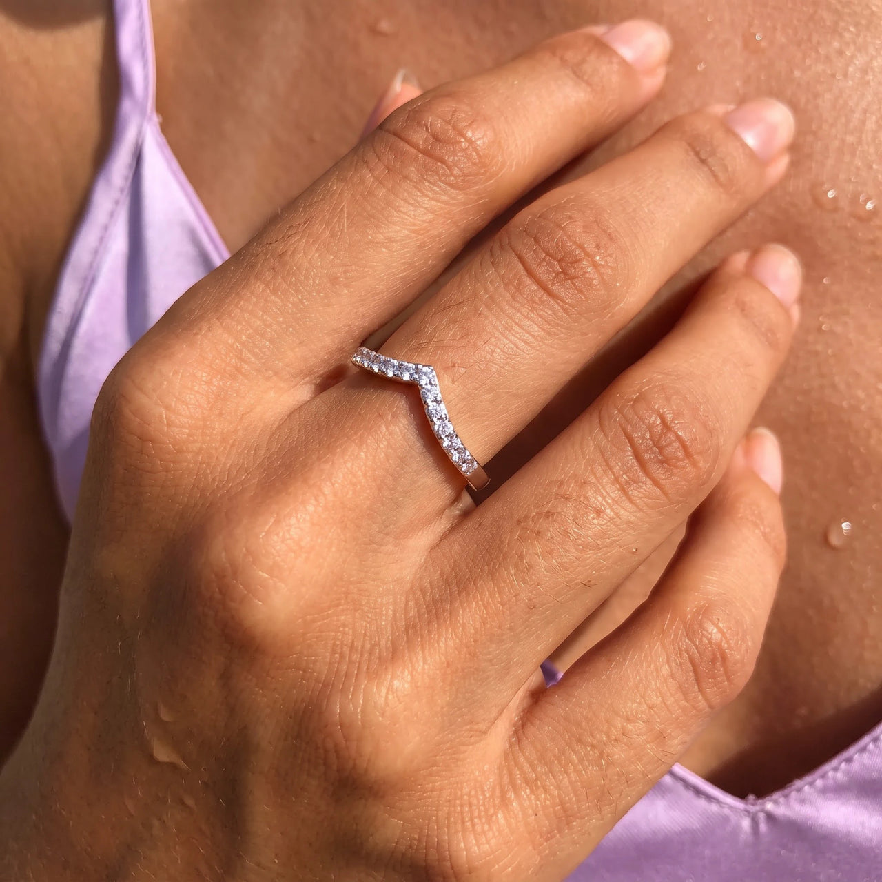 Bague chevron — gros plan sur les détails, argent | SKU: 10645547-4.5-silver