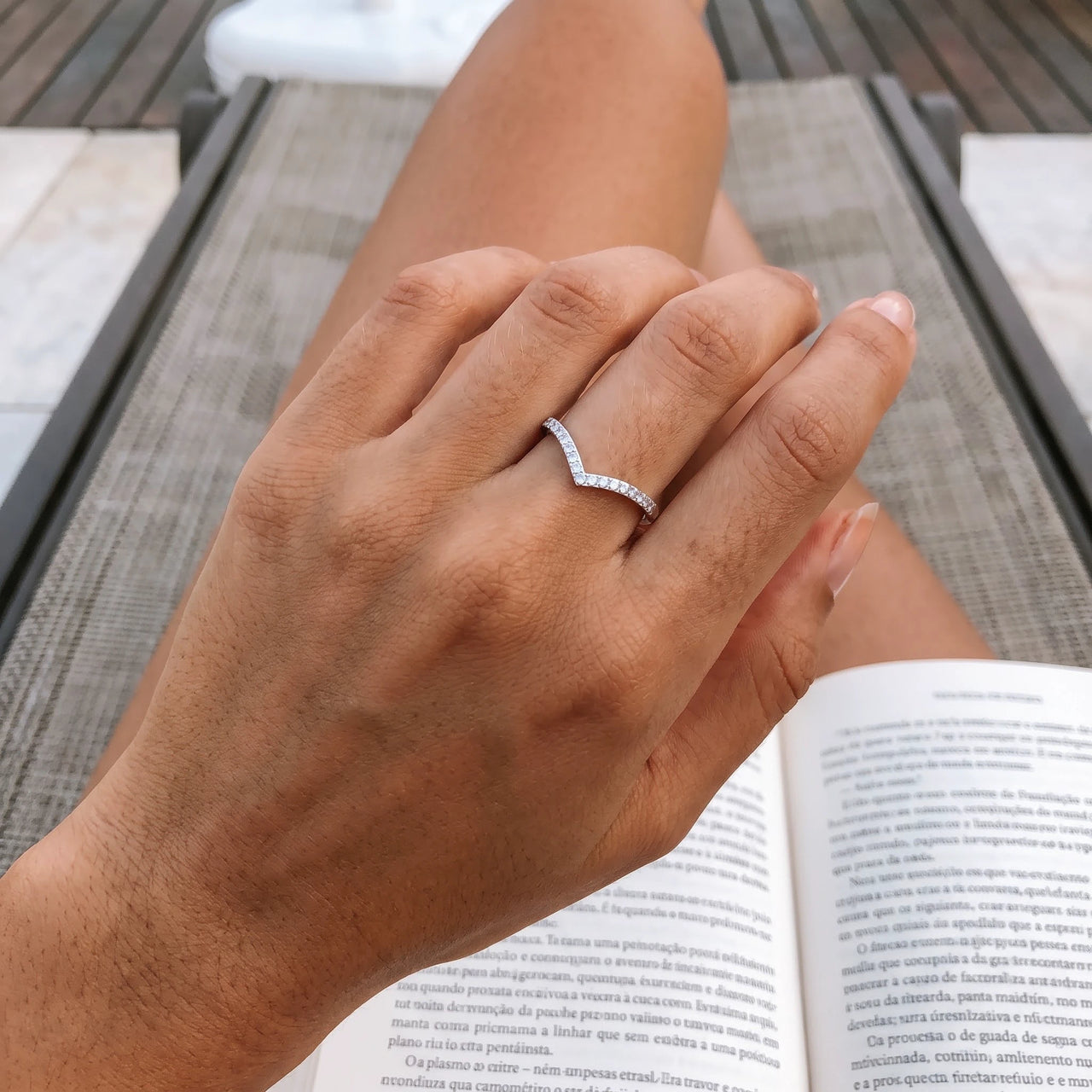 Bague v — photo portée, taille réelle, argent | SKU: 10645547-4.5-silver