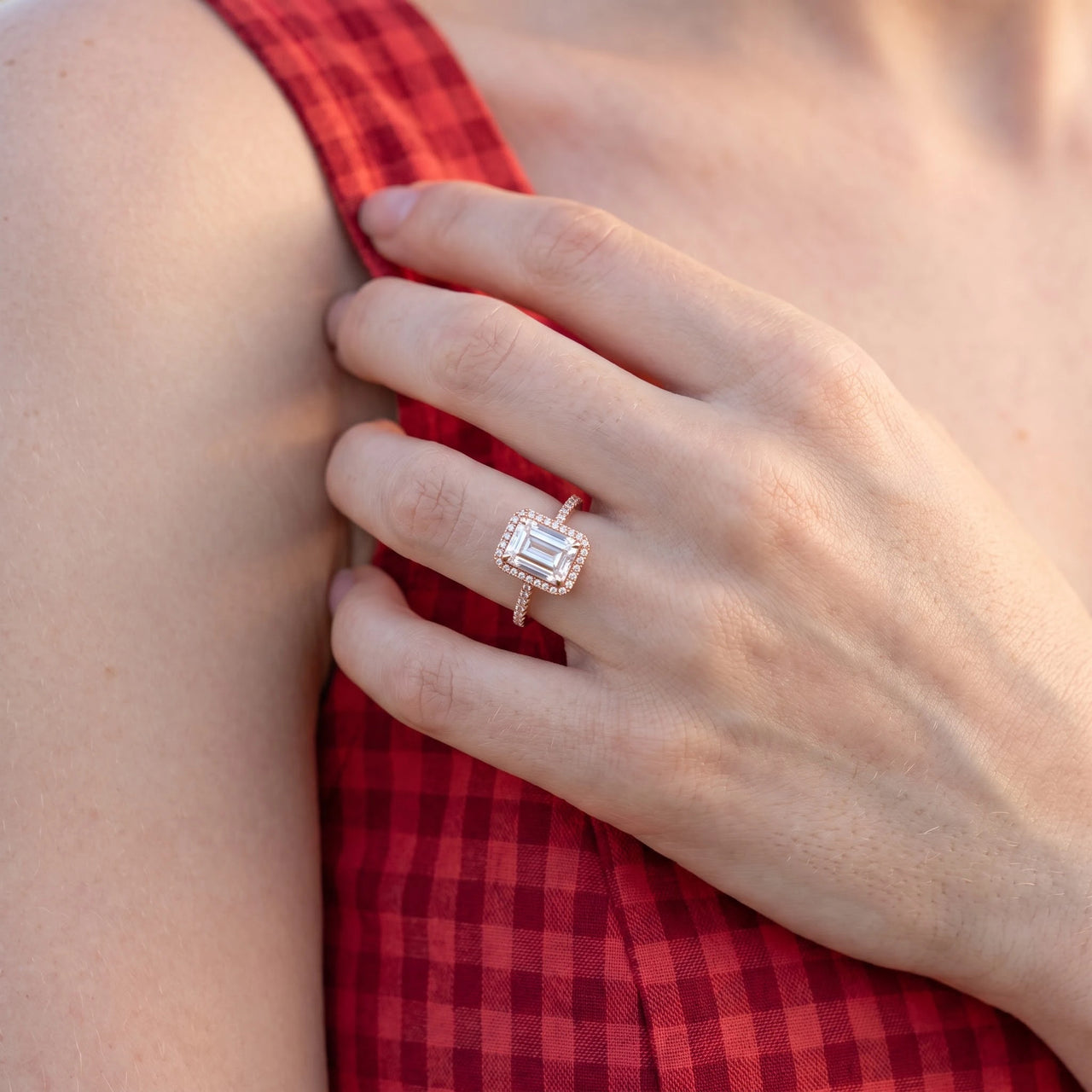 Bague rectangle — gros plan sur les détails, or rose | SKU: 1969566-4-5-rose-gold