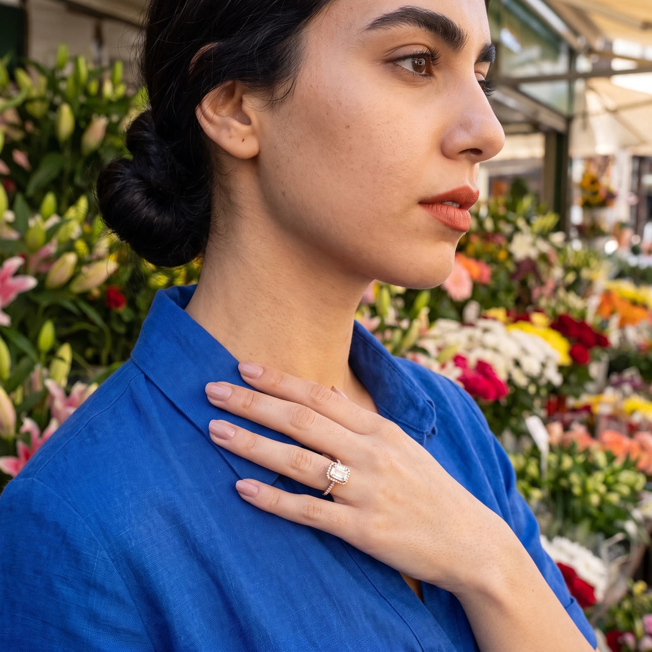 Bague de fiançailles — photo portée, geste du quotidien, or rose | SKU: 1969566-4-5-rose-gold