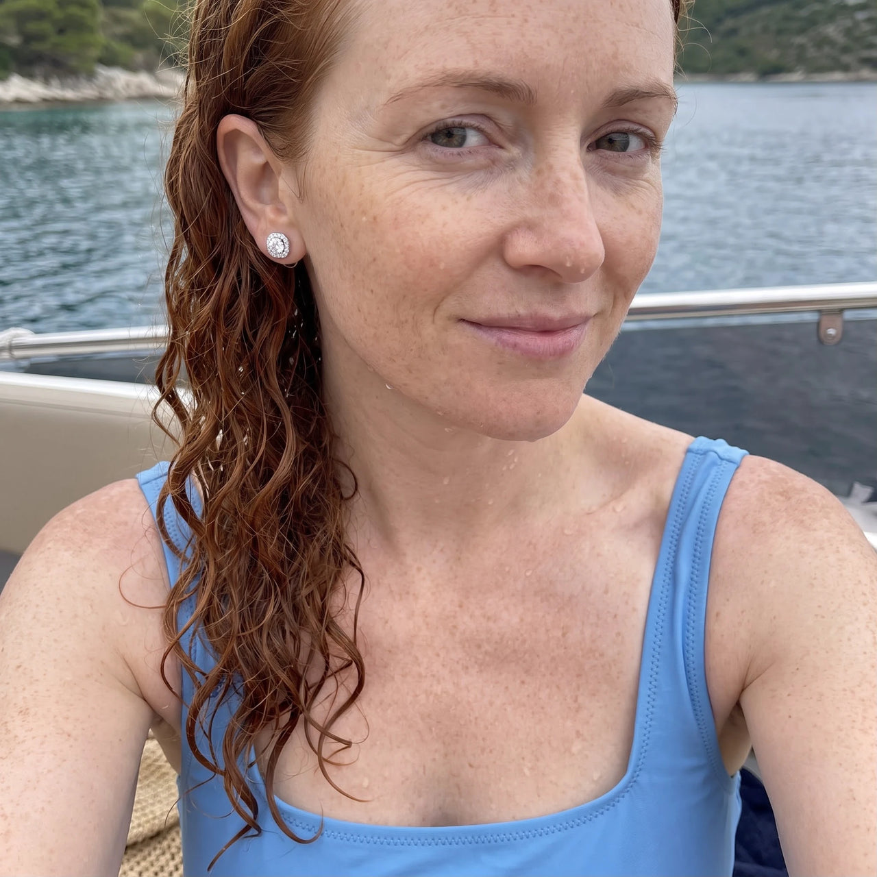 Boucles d'oreilles carrées — photo portée dans l'eau, waterproof, argent | SKU: 505263