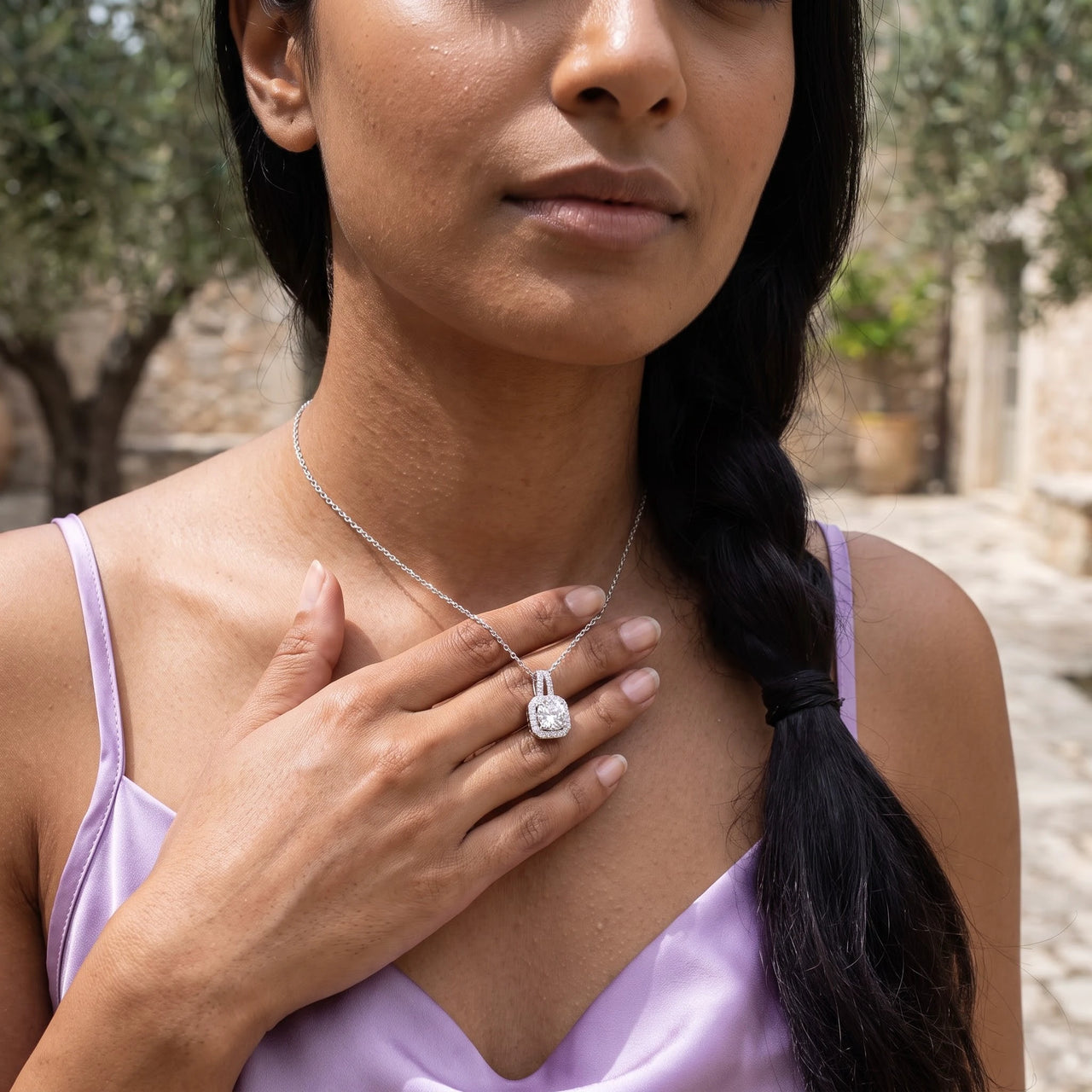 Collier zircon — photo portée, geste du quotidien, argent | SKU: 505762