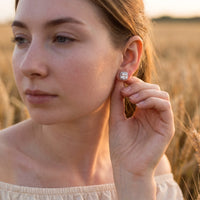 Thumbnail for Puces d'oreilles — photo portée, geste du quotidien, argent | SKU: 505185-white