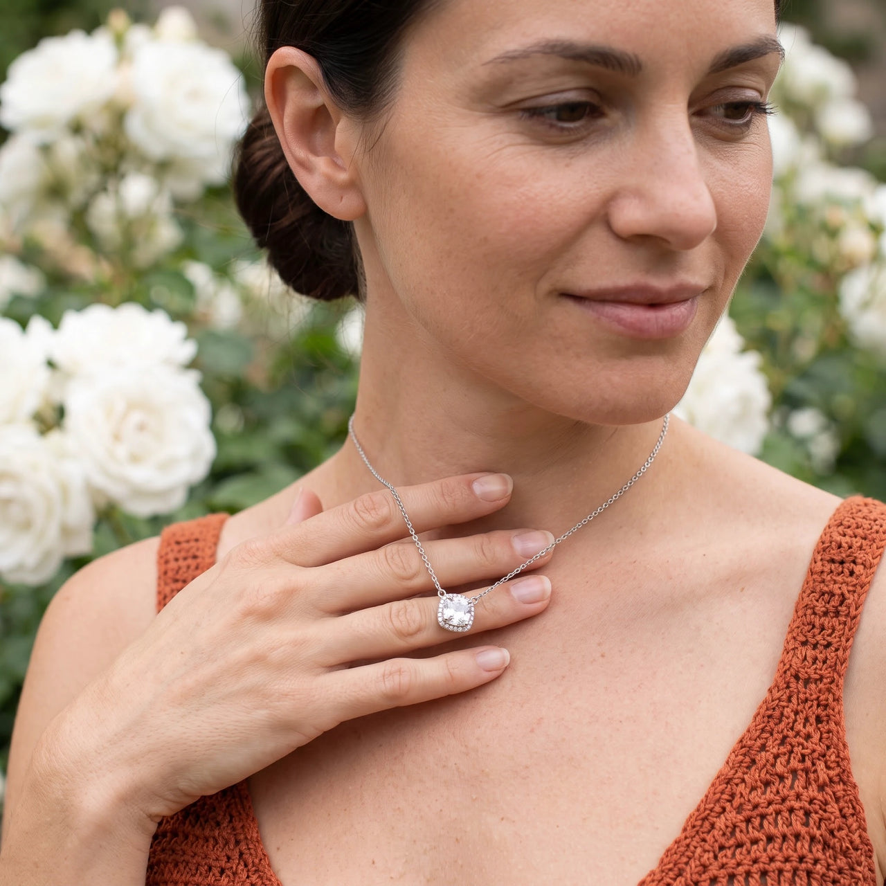 Collier mariage — photo portée, geste du quotidien, argent | SKU: 505721