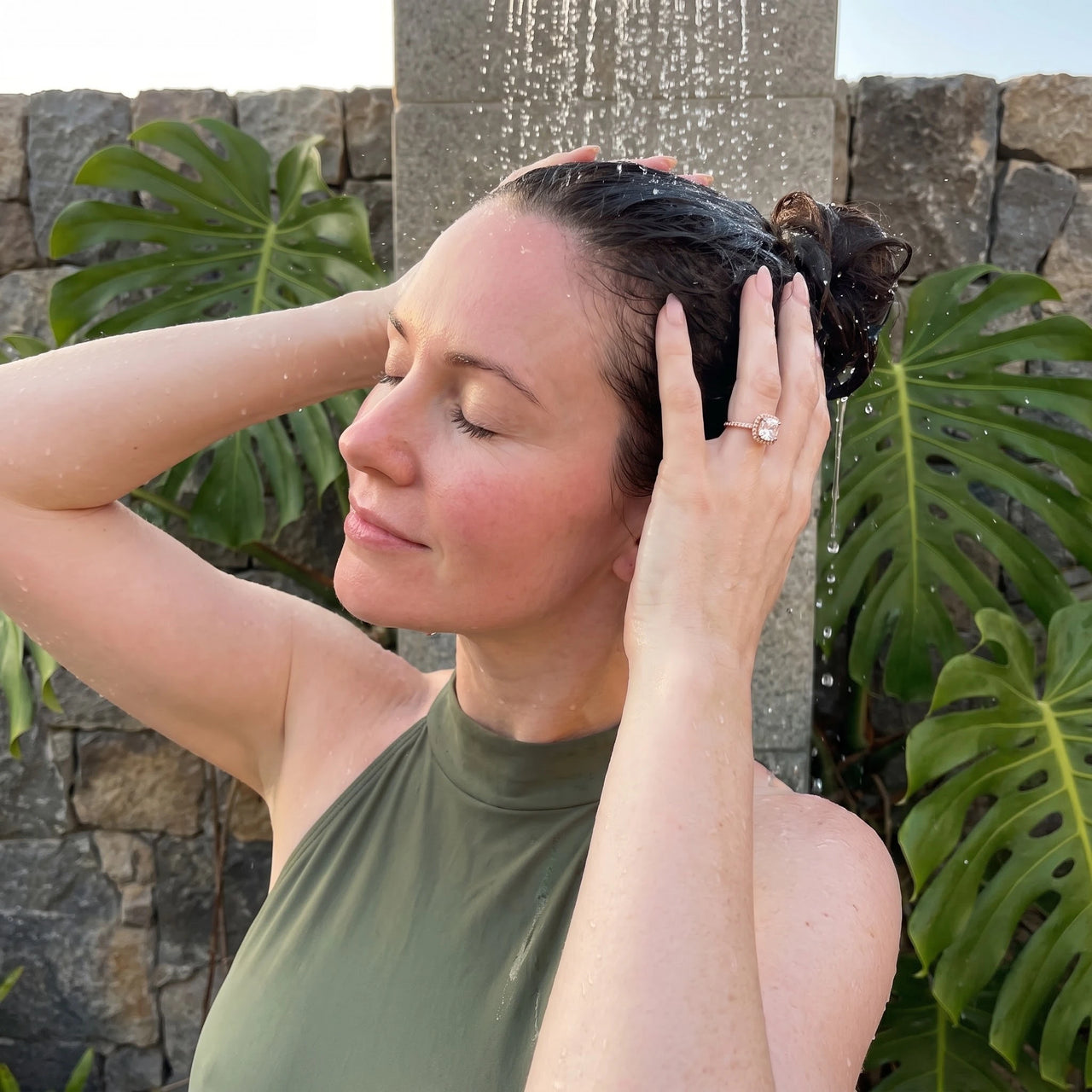 Bague de fiançailles — photo portée sous la douche, waterproof, or rose | SKU: 497131-4.5-rose-gold