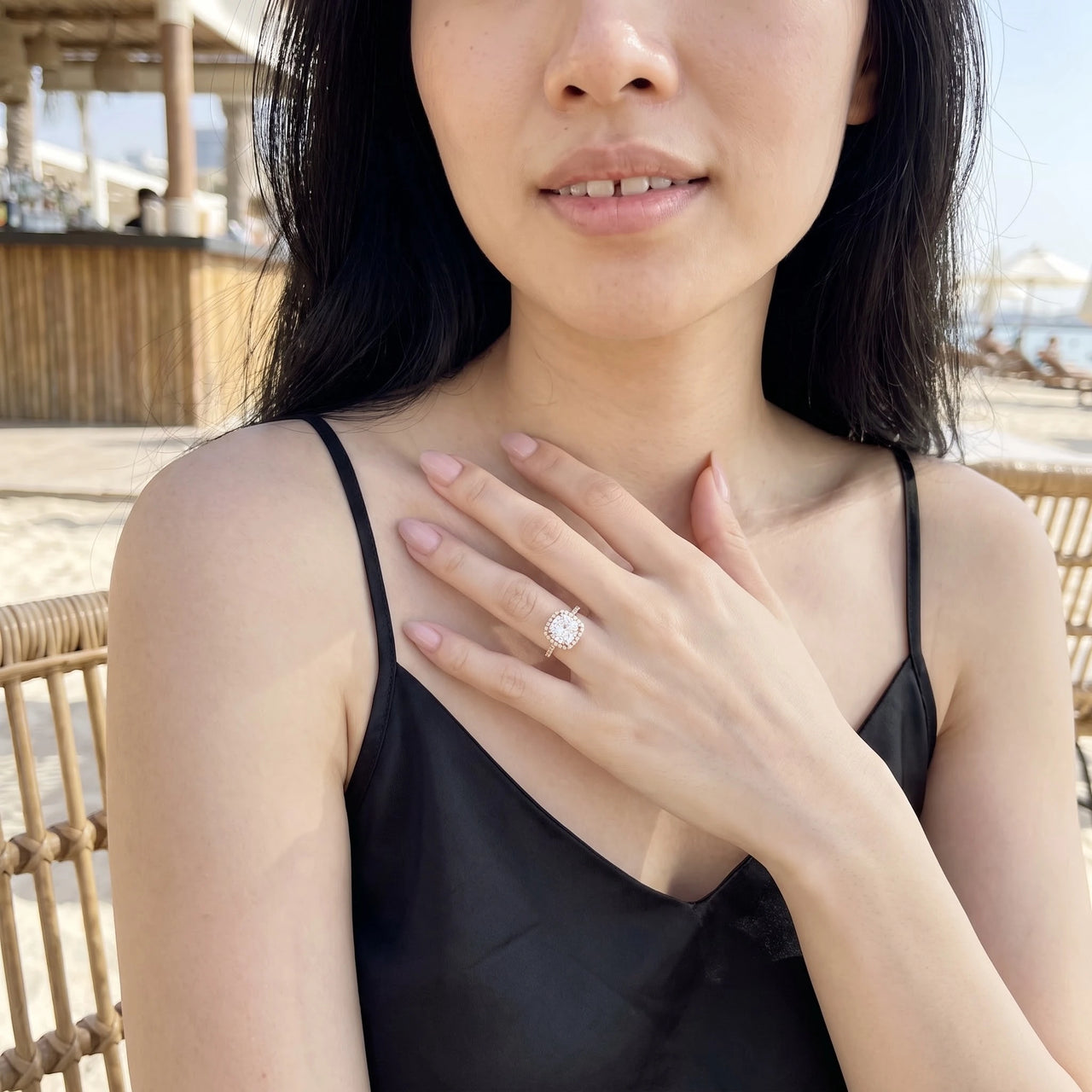 Bague or rose — photo portée, geste du quotidien, or rose | SKU: 497131-4.5-rose-gold