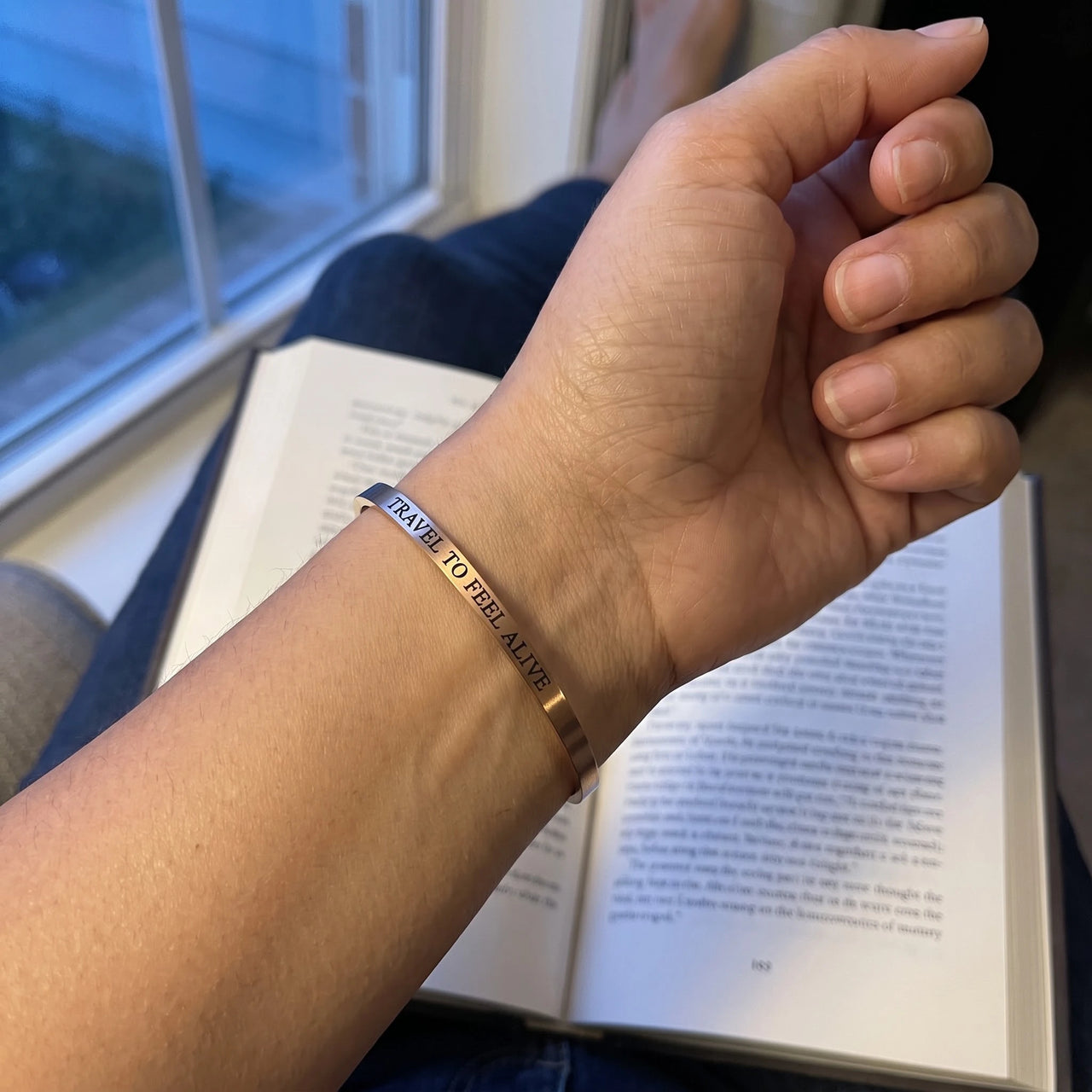 Bracelet gravé — photo portée, taille réelle, or rose | SKU: ttfa-rg