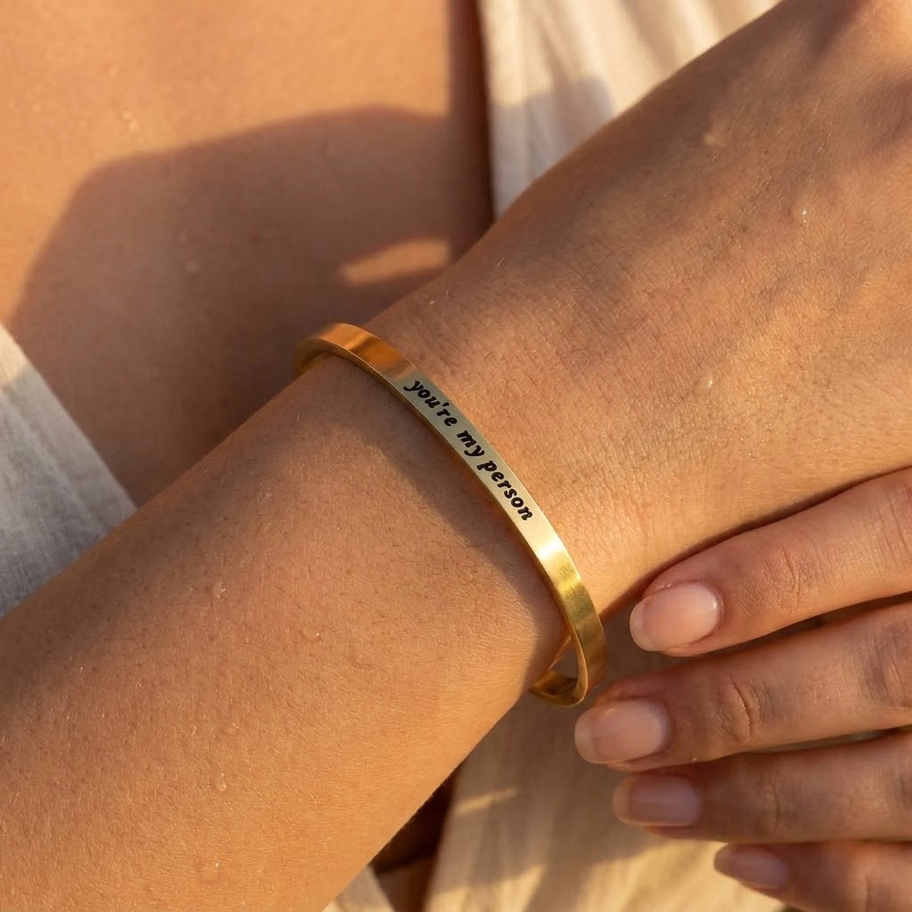 Bracelet meilleure amie — gros plan sur les détails, or | SKU: 8174603-gold-color