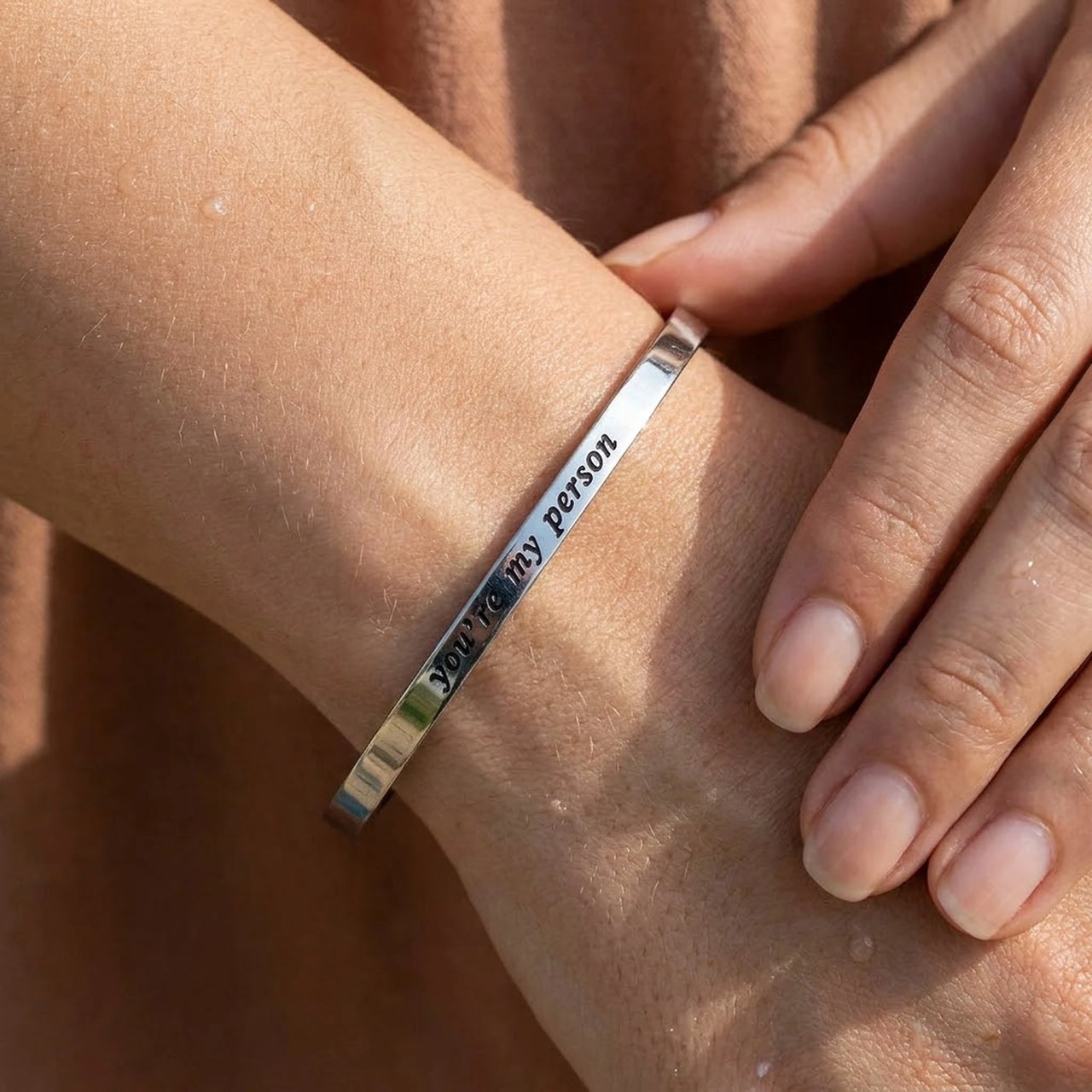 Bracelet jonc acier inoxydable — gros plan sur les détails, argent | SKU: 8174603-silver-color
